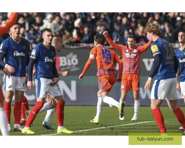 福登在更衣室的融入情况逐渐提升，球队氛围日益和谐稳定。